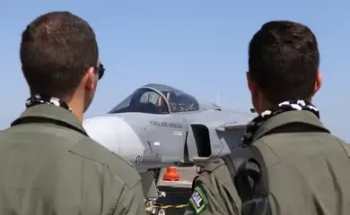 Caça adquirido pelo Brasil surpreende F-15 dos EUA em combate simulado
