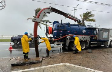 Prefeitura retira entulhos para desobstruir galerias durante as chuvas