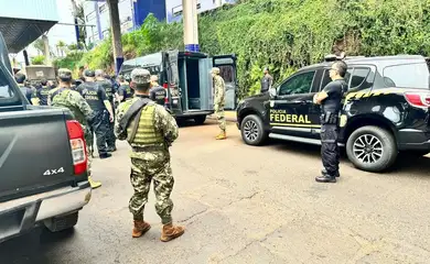 Paraguai entrega 25 presos brasileiros à Polícia Federal
