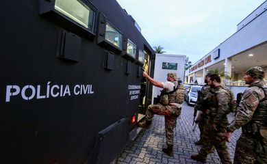 Ações em favelas do Rio buscam cumprir 100 mandados de prisão 
