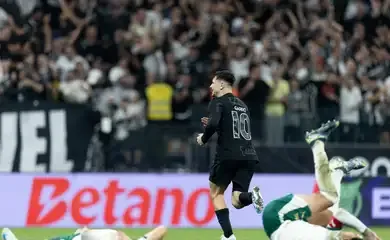 Corinthians vence clássico com o Palmeiras para se afastar do Z4