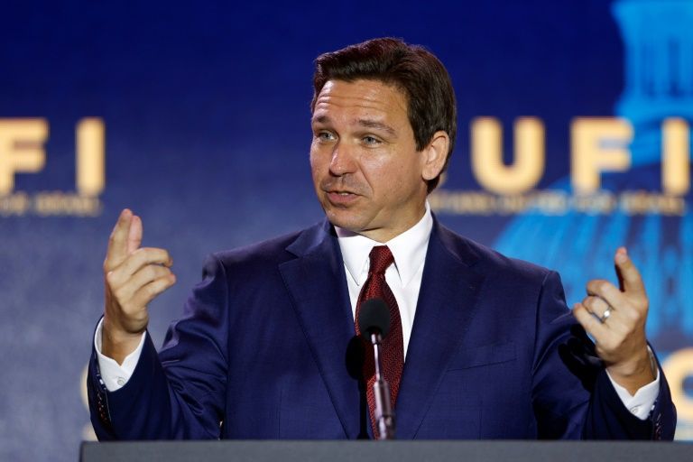 Ron DeSantis desiste de corrida à Casa Branca e apoia Trump