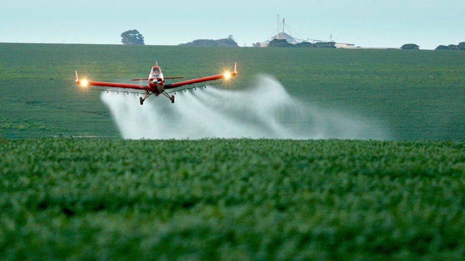 Lula sanciona com vetos lei que agiliza registro de agrotóxicos no Brasil
