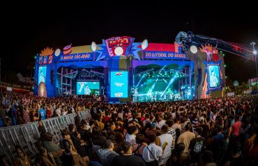 Luan Santana e Zezé Di Camargo & Luciano animam a segunda-feira do São João Massayó