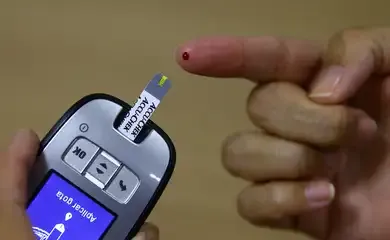 Médico alerta para o risco de pé diabético em pacientes