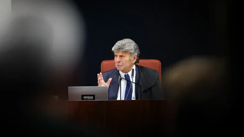 Fux absolve Bolsonaro e condena Braga Netto e Cid pela trama golpista