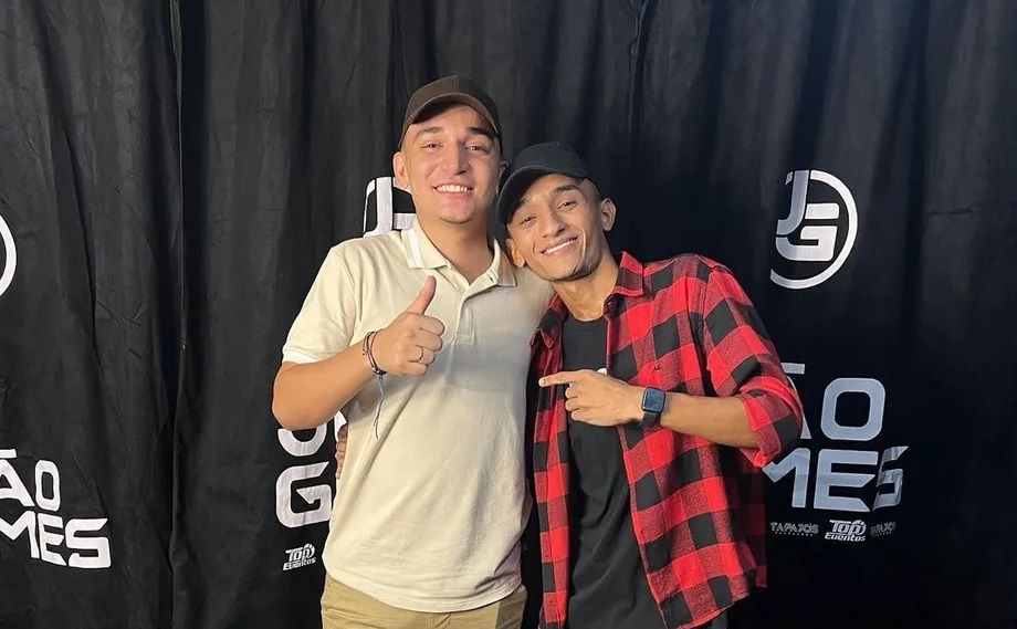 João Gomes conhece sósia durante show no Ceará