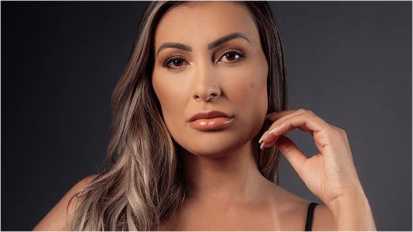 Andressa Urach anuncia que voltará a trabalhar em boate