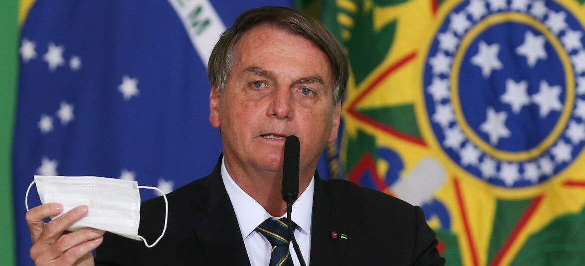 Bolsonaro diz que usou dinheiro da conta para pagar despesas da casa e apostar na Mega-Sena