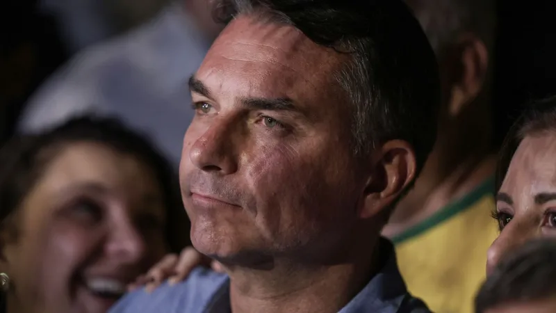 Em sabatina, Flávio não explica propostas e faz acusações sem provas