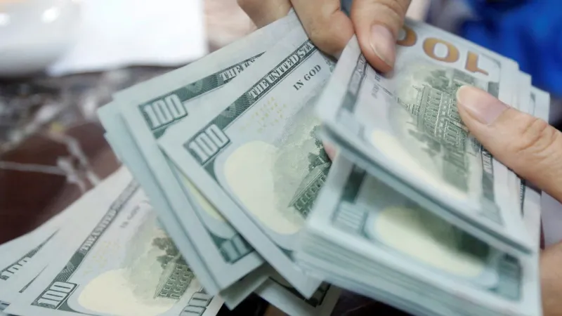 Dólar sobe para R$ 5,06; bolsa cai com IPCA-15 e recuo do petróleo