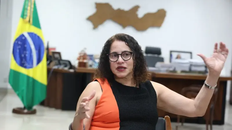 Vacina brasileira de covid fortalece ciência e país, diz ministra