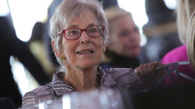 A professora que doou US$ 1 bi para quitar todas as mensalidades de alunos de medicina em faculdade dos EUA