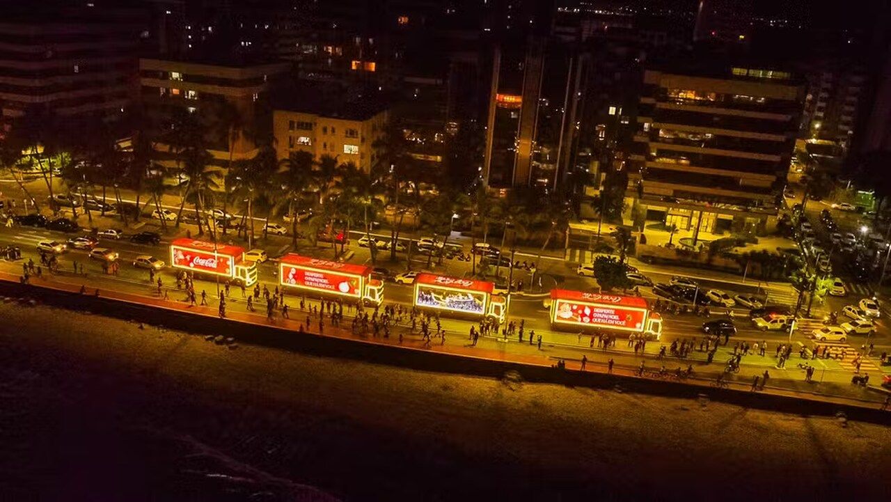 Caravana iluminada de Natal chega a Maceió desfilando por diversos bairros com Papai Noel; veja trajeto