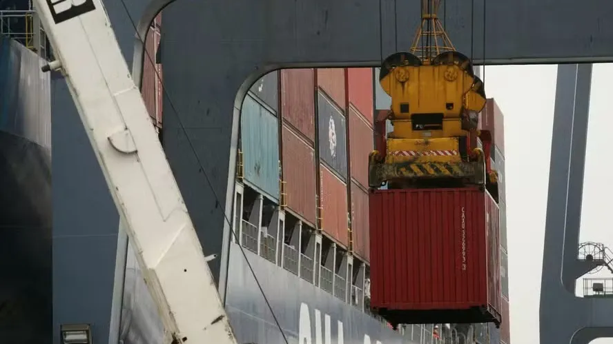 Exportadores aceleram embarques para escapar de tarifaço dos EUA