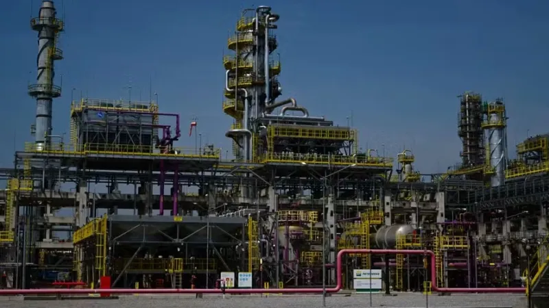 Preço do petróleo dispara 30% na semana por guerra no Oriente Médio