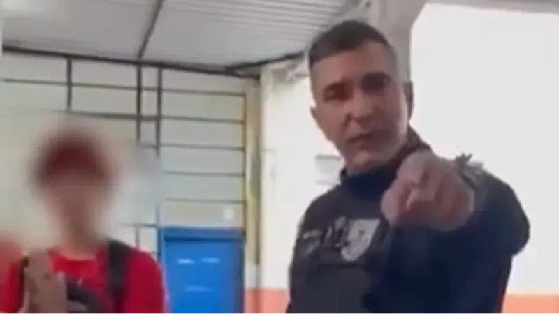 PM agride estudantes dentro de escola estadual no Rio