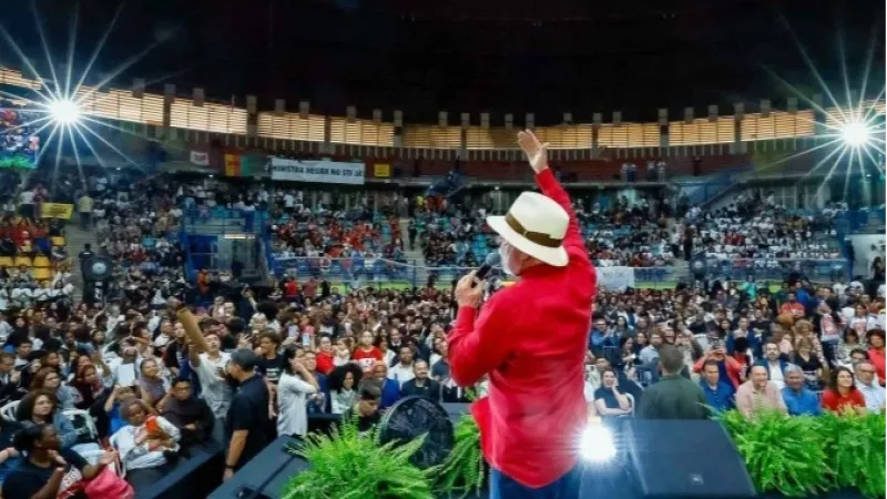 Lula espera que nenhum presidente "ouse falar grosso com o Brasil"