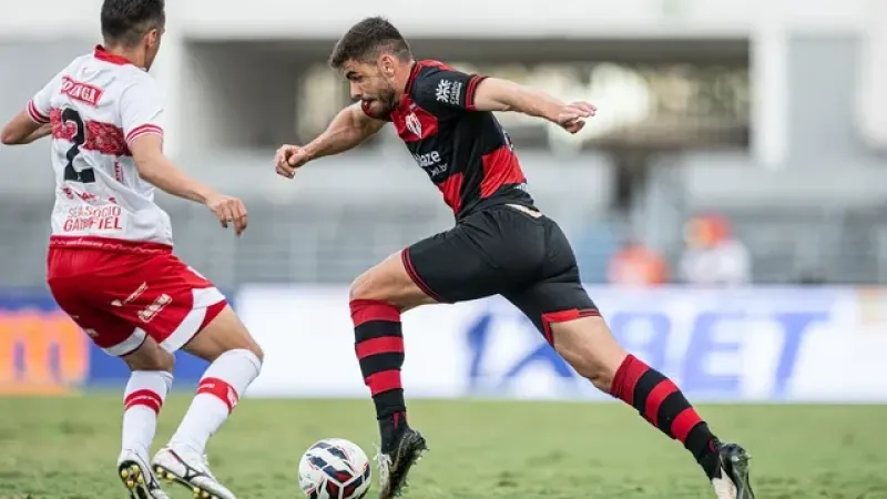 CRB vira no fim, segue na briga pelo acesso e praticamente tira o Atlético-GO da disputa