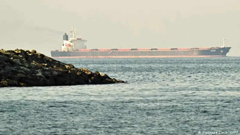 Irã diz ter voltado a fechar o Estreito de Ormuz e acusa EUA de violar acordo