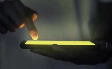 Influenciadores faturam alto com vídeos misóginos no Youtube