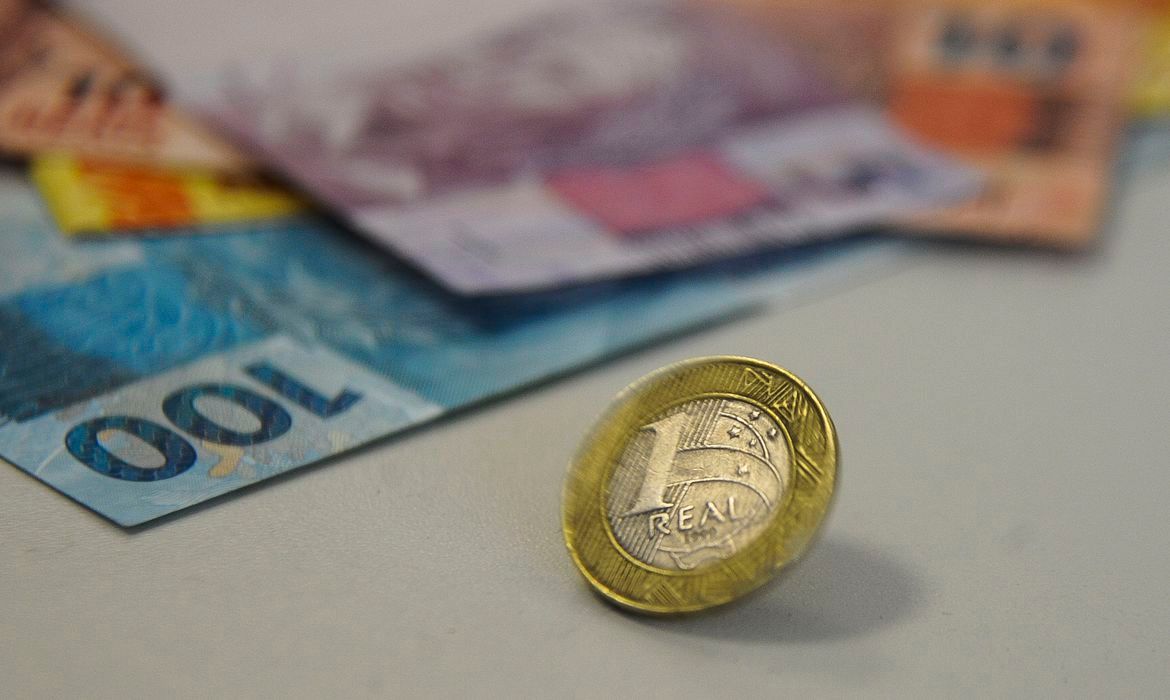 Com dólar alto, Brasil vê ameaçado posto de 8ª maior economia do mundo em 2024