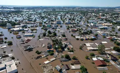 Em Canoas, moradores ilhados pedem comida e água a militares