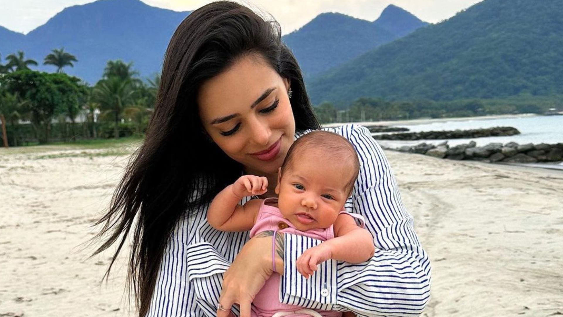 Bruna Biancardi mostra fotos do primeiro banho com a filha; confira