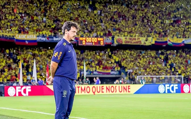 Derrotas em sequência e gols sofridos fazem Fernando Diniz alcançar marcas negativas com a Seleção Brasileira