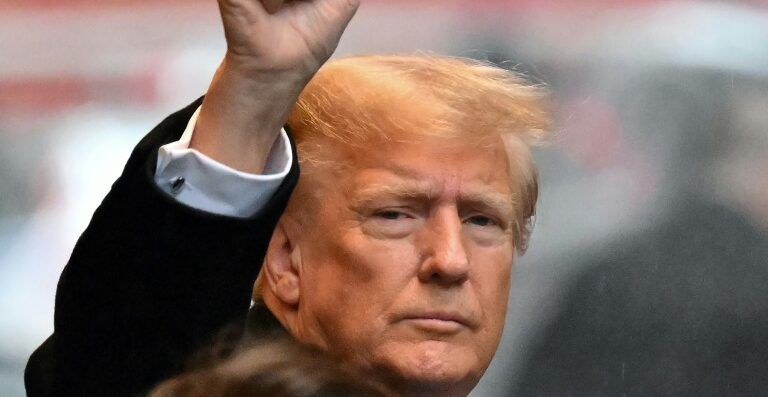 Após vitória nas primárias, Trump depõe em julgamento e nega estupro