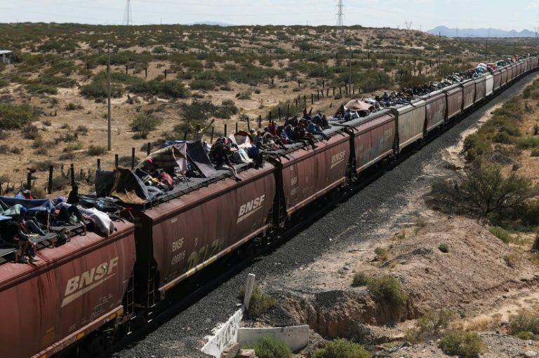 Mais de mil migrantes chegam de trem à fronteira México-EUA