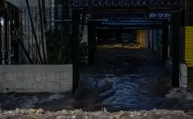 RS: Defesa Civil retira moradores de bairro com risco de deslizamento