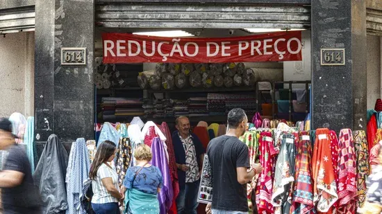 Governo adia para março de 2026 regra que restringe trabalho no comércio em feriados
