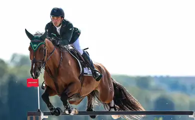 Stephan Barcha é quinto no concurso de saltos do hipismo em Paris