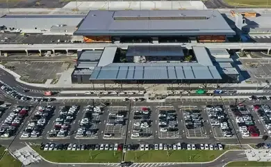 Azul inicia remoção de avião da pista do Aeroporto de Florianópolis