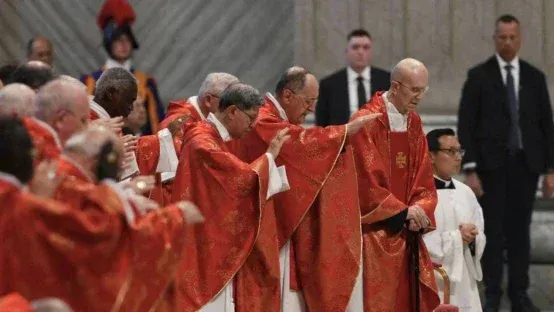 Cardeais celebram missa de abertura de conclave