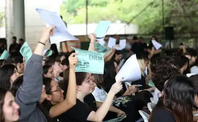 Na reta final do Enem, alunos participam de aulões e tentam relaxar