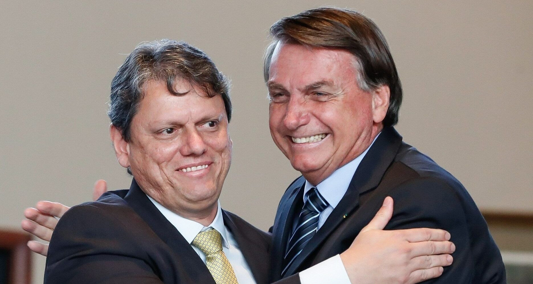 Tarcísio propõe anistiar multas da covid; Bolsonaro deposita R$ 913 mil