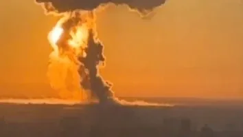 Ucrânia ataca base de bombardeiro estratégico russo, provocando enorme explosão