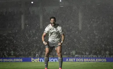 Hulk decide com golaço e Atlético está na final da Copa do Brasil
