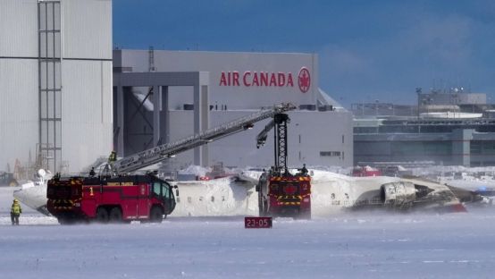 Avião fica de cabeça para baixo após acidente e deixa pelo menos 18 feridos no Canadá