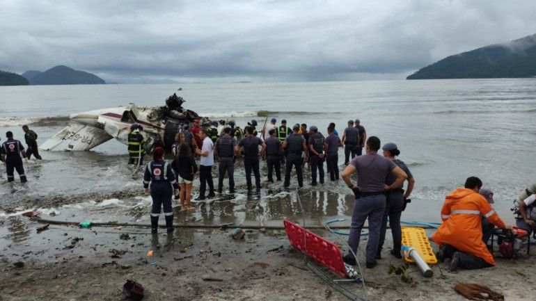 Avião de pequeno porte cai e explode em Ubatuba
