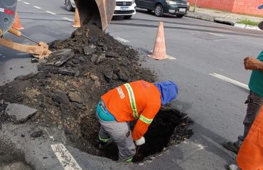 Obra emergencial recupera rede de drenagem na Avenida Dona Constança