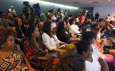 Comunicação pública deve ser plural, pautar o racismo e focar no povo