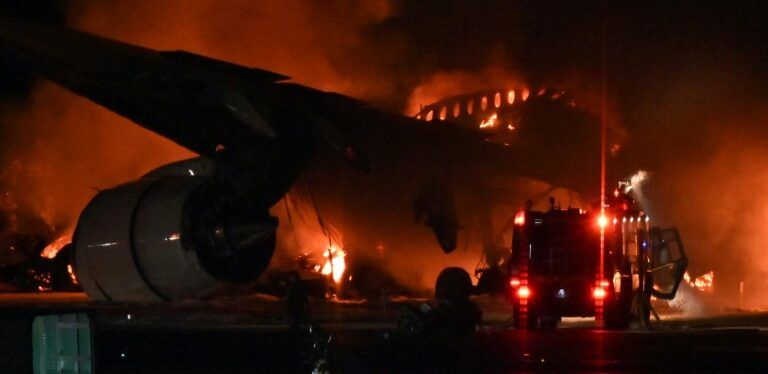 Causa da colisão de aviões em Tóquio ainda não foi identificada por investigadores