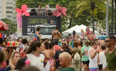 Parada LGBTI+ ocupa orla de Copacabana contra retrocessos