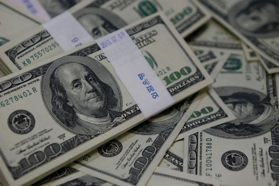 Dólar chega a superar marca de R$ 5,30, mas muda de direção e passa a cair