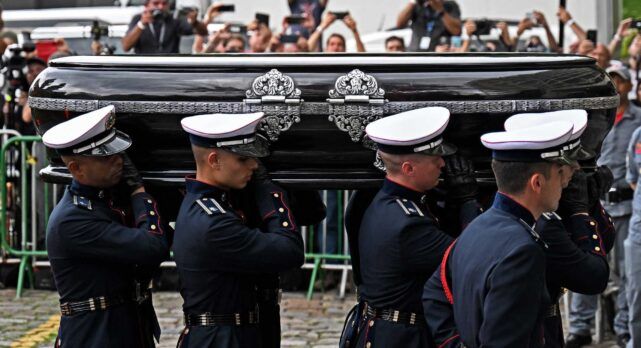 Mulher que diz ser filha de Pelé pede exumação do corpo à Justiça após teste negativo de DNA