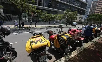 Procon-SP multa Uber e 99 por oferecer serviço de mototáxi na capital
