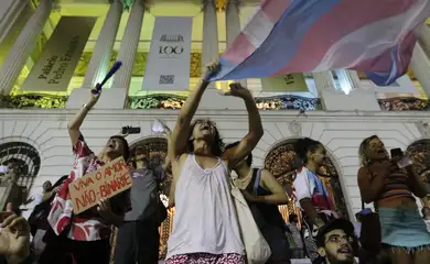 Trans e travestis marcham por equidade no centro do Rio